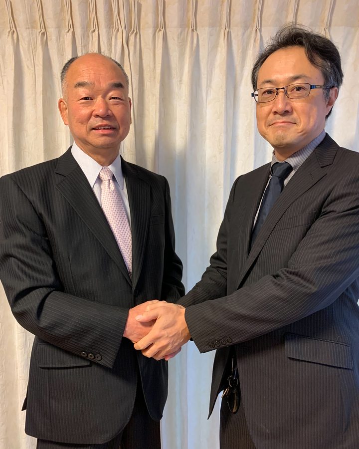 推薦者の田中たつお氏と握手をする吉田賢一